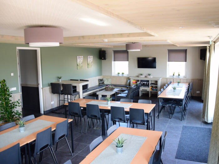 Groepsaccommodatie in Wekerom (Gelderland) voor 30 personen met 11 slaapkamers en 5 badkamers.