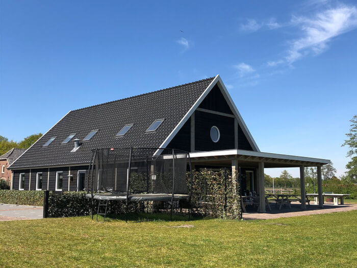 Groepsaccommodatie in Wekerom (Gelderland) voor 30 personen met 11 slaapkamers en 5 badkamers.