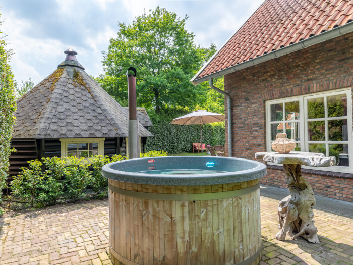 Groepsaccommodatie in Losser (Overijssel) voor 16 personen met 8 slaapkamers en 2 badkamers.