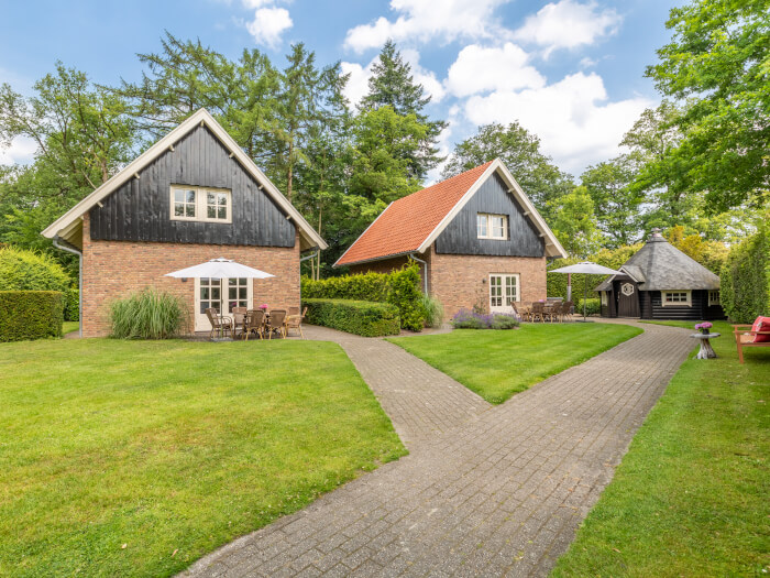 Groepsaccommodatie in Losser (Overijssel) voor 16 personen met 8 slaapkamers en 2 badkamers.