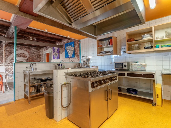 Groepsaccommodatie in Oldambt (Groningen) voor 30 personen met 10 slaapkamers en 8 badkamers.