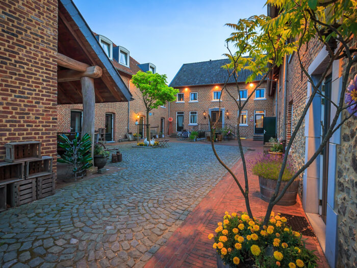Groepsaccommodatie in Slenaken (Limburg) voor 60 personen met 23 slaapkamers en 20 badkamers.