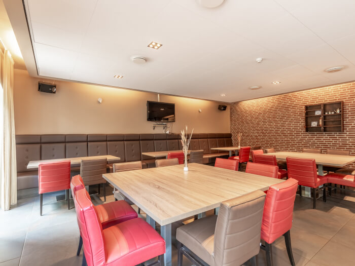 Groepsaccommodatie in Hengelo (Gld) (Gelderland) voor 45 personen met 16 slaapkamers en 16 badkamers.