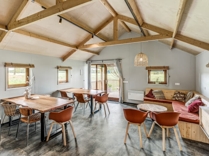 Groepsaccommodatie in Ruinerwold (Drenthe) voor 16 personen met 8 slaapkamers en 4 badkamers.