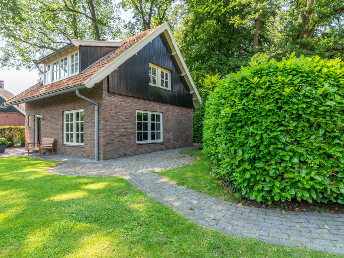 Groepsaccommodatie in Losser (Overijssel) voor 16 personen met 8 slaapkamers en 2 badkamers.