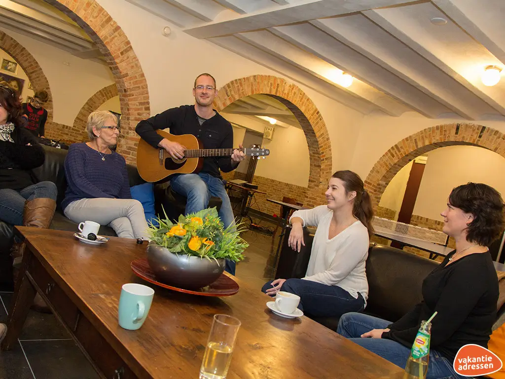 Groepsaccommodatie in Goirle (Noord-Brabant) voor 49 personen met 12 slaapkamers en 14 badkamers.