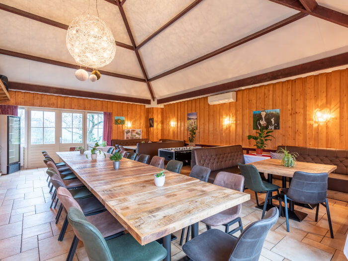 Groepsaccommodatie in Vreeland (Utrecht) voor 50 personen met 18 slaapkamers en 10 badkamers.
