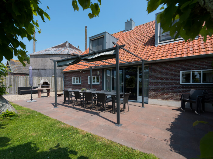 Groepsaccommodatie in Kamerik (Utrecht) voor 18 personen met 6 slaapkamers en 6 badkamers.