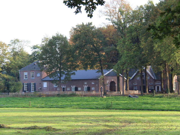Groepsaccommodatie in Winterswijk (Gelderland) voor 40 personen met 18 slaapkamers en 9 badkamers.