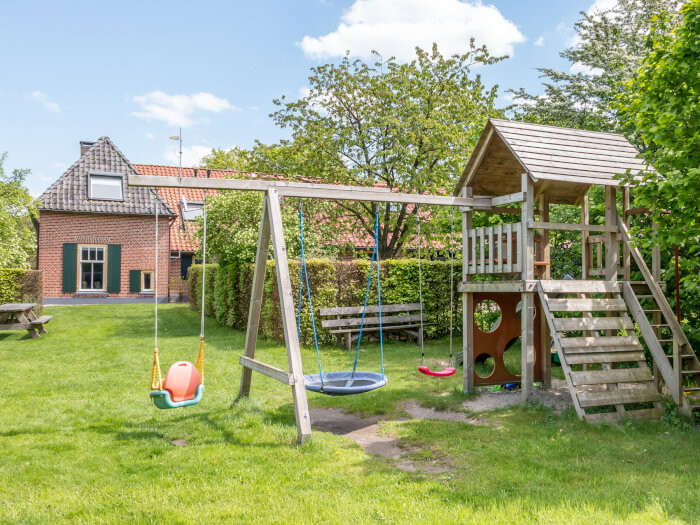 Groepsaccommodatie in Aalten (Gelderland) voor 42 personen met 17 slaapkamers en 5 badkamers.