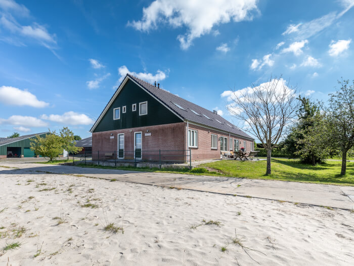 Groepsaccommodatie in Genemuiden (Overijssel) voor 32 personen met 10 slaapkamers en 4 badkamers.
