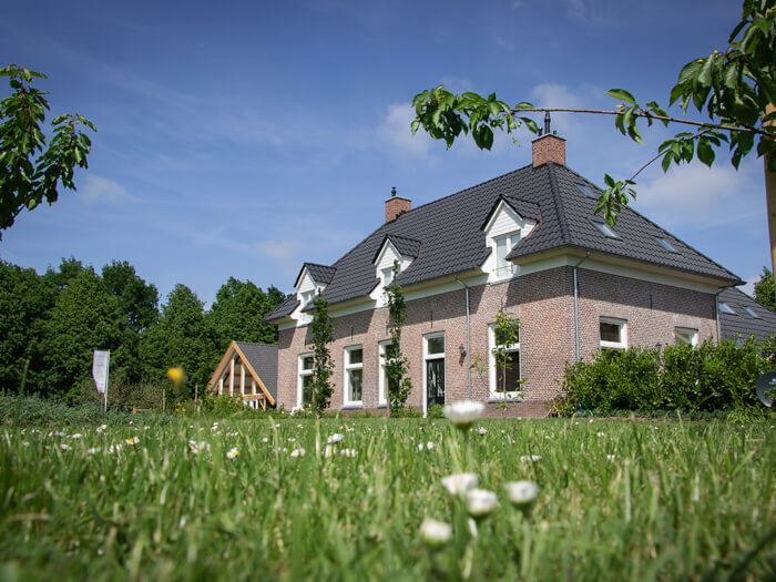 Groepsaccommodatie in Welsum (Overijssel) voor 27 personen met 12 slaapkamers en 10 badkamers.