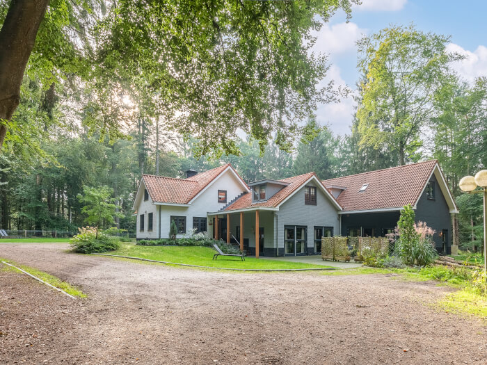Groepsaccommodatie in Vierhouten (Gelderland) voor 24 personen met 12 slaapkamers en 5 badkamers.