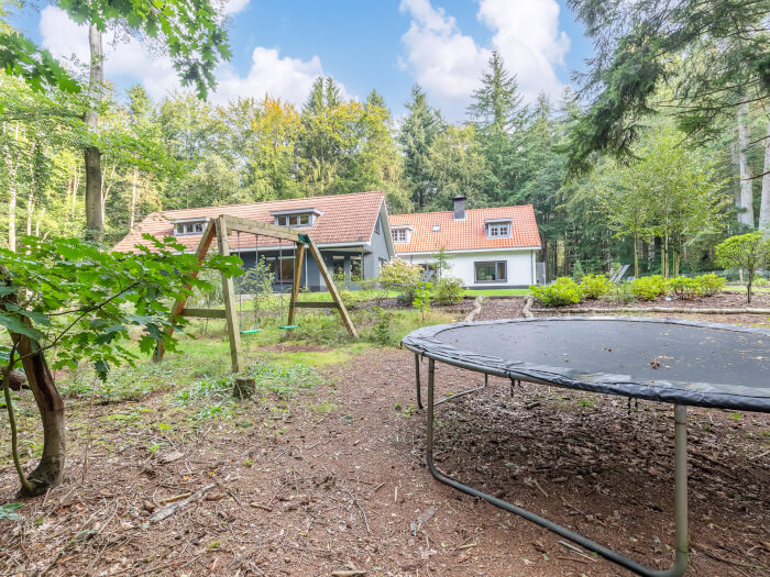 Groepsaccommodatie in Vierhouten (Gelderland) voor 24 personen met 12 slaapkamers en 5 badkamers.