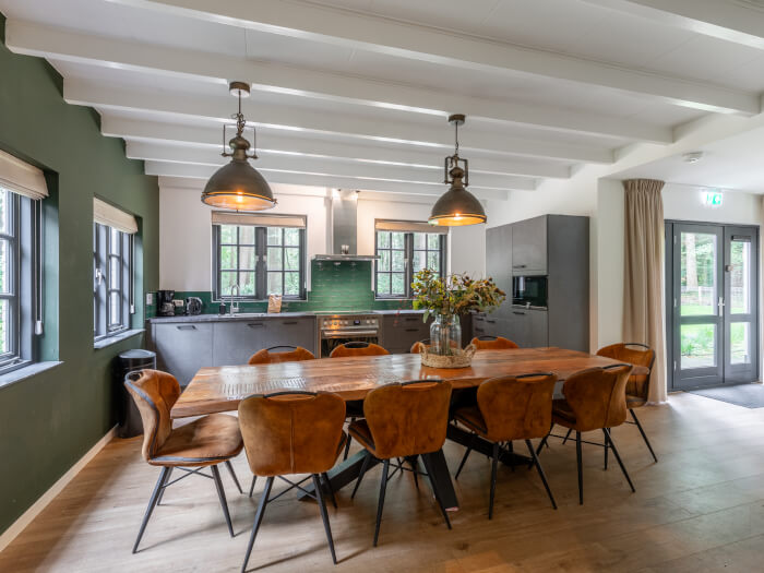 Groepsaccommodatie in Vierhouten (Gelderland) voor 14 personen met 7 slaapkamers en 3 badkamers.