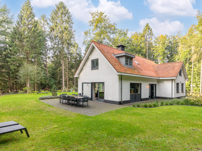 Groepsaccommodatie in Vierhouten (Gelderland) voor 14 personen met 7 slaapkamers en 3 badkamers.