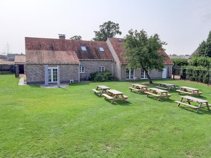 Groepsaccommodatie in Kalmthout (Antwerpen) voor 28 personen met 8 slaapkamers en 4 badkamers.
