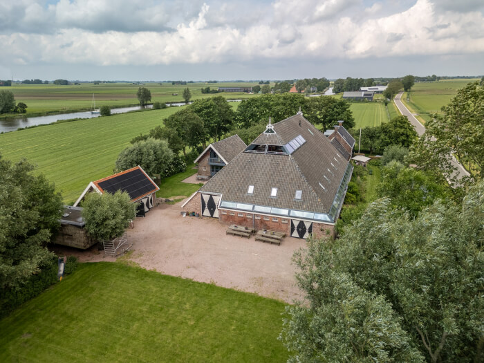 Groepsaccommodatie in Wyns (Friesland) voor 29 personen met 10 slaapkamers en 6 badkamers.