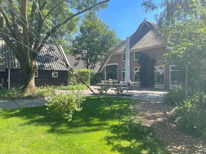 Groepsaccommodatie in Anderen (Drenthe) voor 20 personen met 5 slaapkamers en 4 badkamers.
