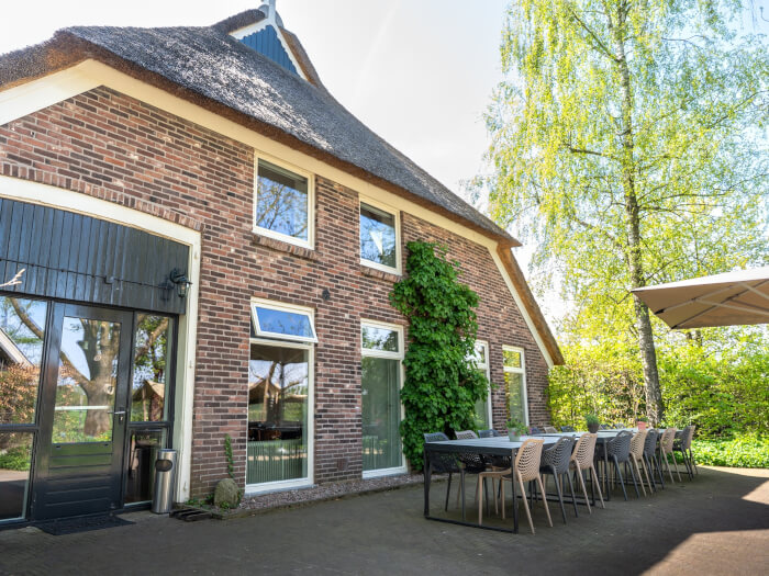 Groepsaccommodatie in Anderen (Drenthe) voor 20 personen met 5 slaapkamers en 4 badkamers.
