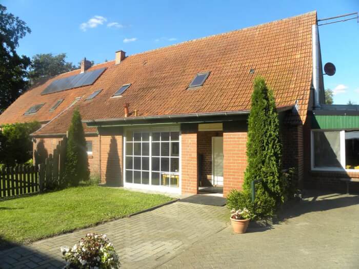 Groepsaccommodatie in Hoogstede (Nedersaksen) voor 30 personen met 8 slaapkamers en 6 badkamers.