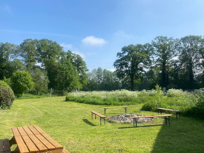 Groepsaccommodatie in Hoogstede (Nedersaksen) voor 30 personen met 8 slaapkamers en 6 badkamers.