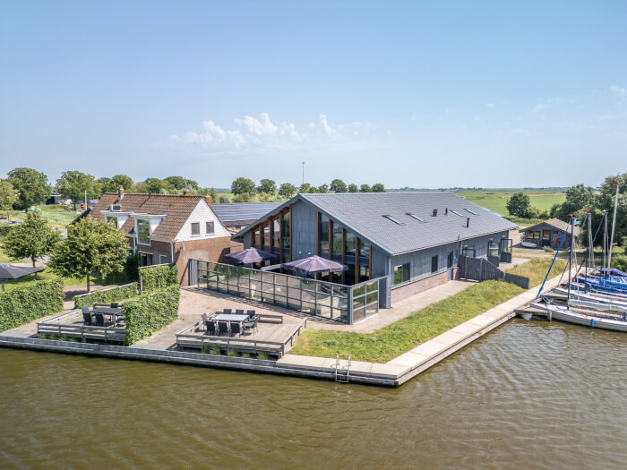 Groepsaccommodatie in Gaastmeer (Friesland) voor 20 personen met 8 slaapkamers en 4 badkamers.