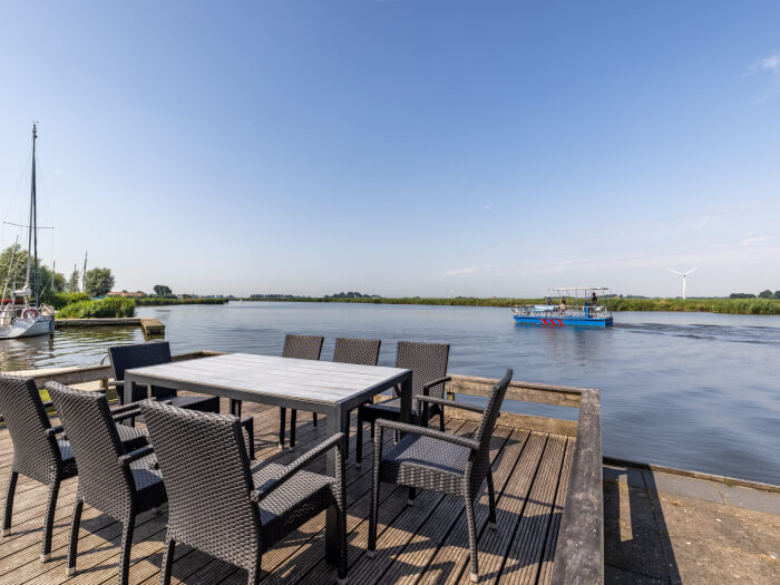Groepsaccommodatie in Gaastmeer (Friesland) voor 20 personen met 8 slaapkamers en 4 badkamers.