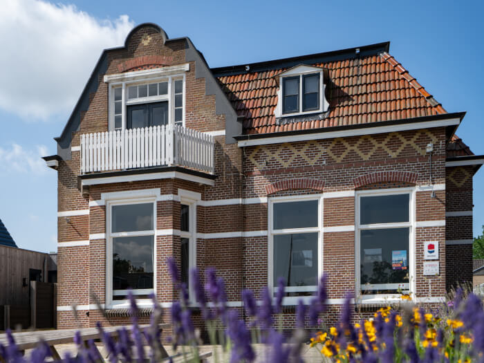 Groepsaccommodatie in Langweer (Friesland) voor 27 personen met 12 slaapkamers en 6 badkamers.