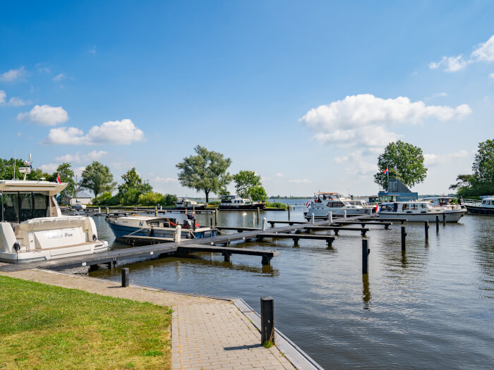 Groepsaccommodatie in Langweer (Friesland) voor 27 personen met 12 slaapkamers en 6 badkamers.
