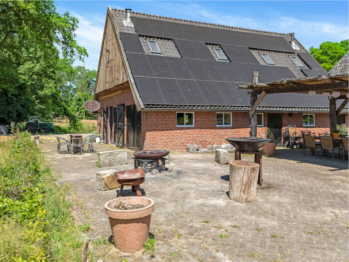 Groepsaccommodatie in Rossum (Overijssel) voor 14 personen met 5 slaapkamers en 5 badkamers.