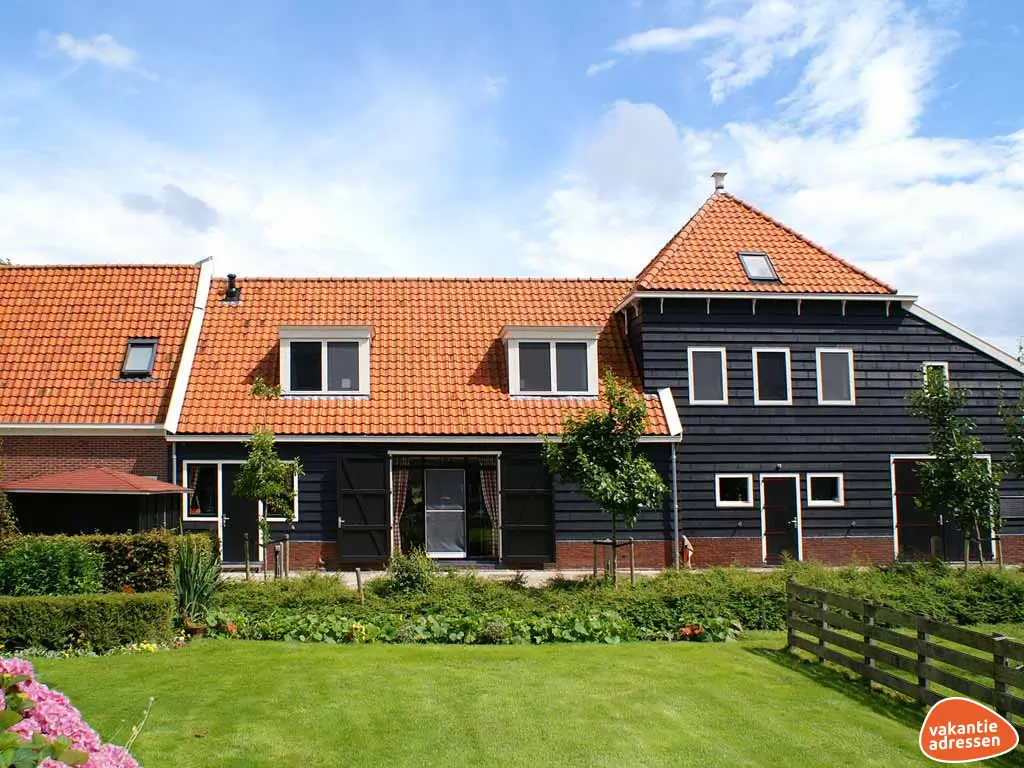 Groepsaccommodatie in Monnickendam (Noord-Holland) voor 26 personen met 6 slaapkamers en 6 badkamers.