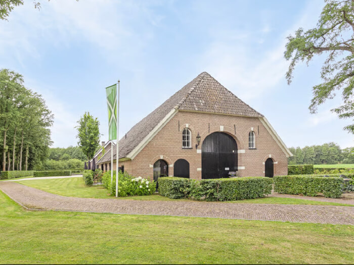 Groepsaccommodatie in Ruurlo (Gelderland) voor 22 personen met 9 slaapkamers en 8 badkamers.