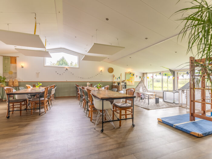 Groepsaccommodatie in Kesteren (Gelderland) voor 30 personen met 12 slaapkamers en 5 badkamers.