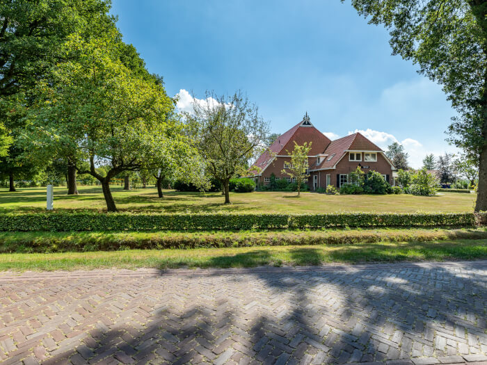 Groepsaccommodatie in Appelscha (Friesland) voor 50 personen met 9 slaapkamers en 7 badkamers.