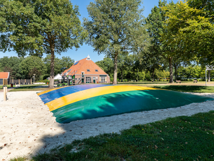 Groepsaccommodatie in Appelscha (Friesland) voor 50 personen met 9 slaapkamers en 7 badkamers.