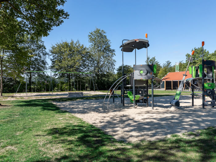 Groepsaccommodatie in Appelscha (Friesland) voor 50 personen met 9 slaapkamers en 7 badkamers.