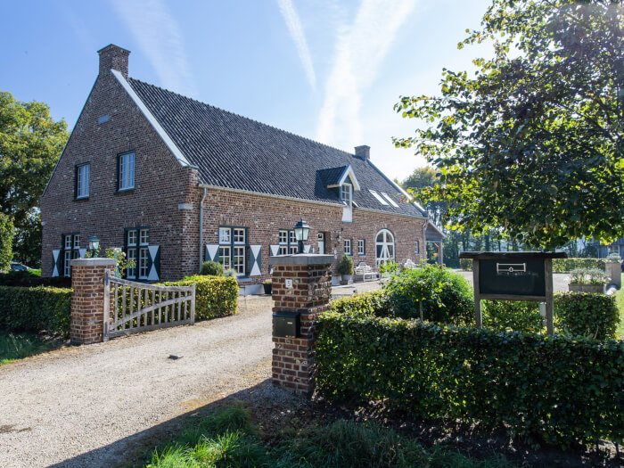 Groepsaccommodatie in Oostrum (Limburg) voor 16 personen met 8 slaapkamers en 8 badkamers.