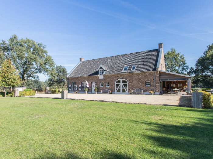 Groepsaccommodatie in Oostrum (Limburg) voor 16 personen met 8 slaapkamers en 8 badkamers.
