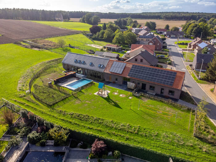 Groepsaccommodatie in Neeroeteren (Limburg) voor 22 personen met 9 slaapkamers en 8 badkamers.