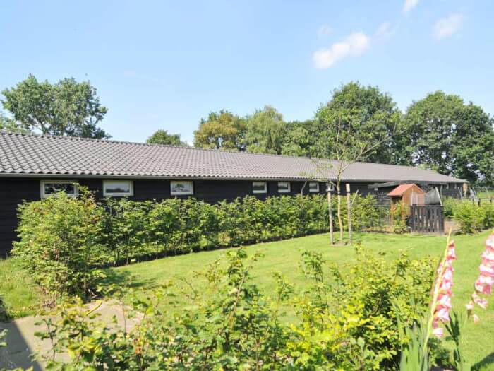 Groepsaccommodatie in Lierop (Noord-Brabant) voor 28 personen met 14 slaapkamers en 14 badkamers.