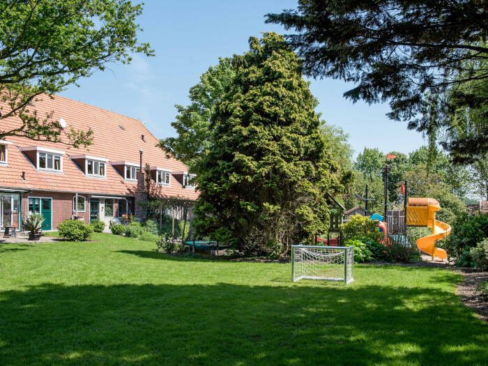 Groepsaccommodatie in Slootdorp (Noord-Holland) voor 23 personen met 8 slaapkamers en 8 badkamers.