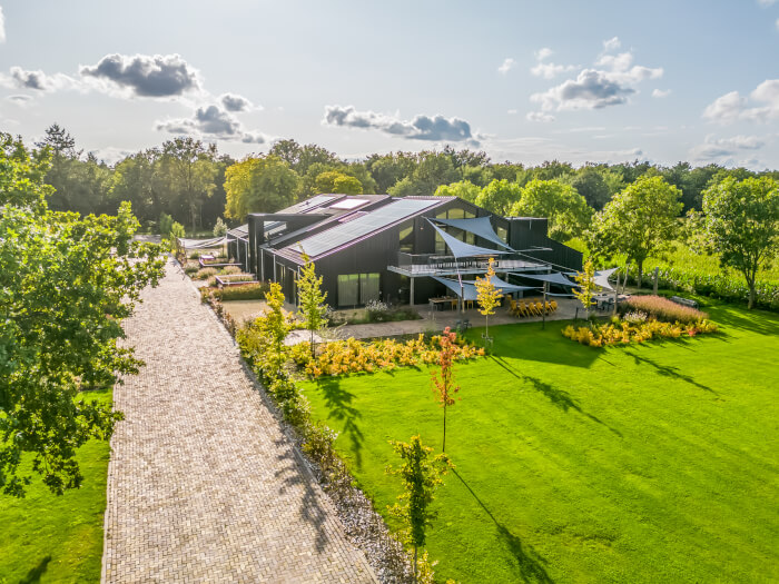 Groepsaccommodatie in Bergeijk (Noord-Brabant) voor 50 personen met 23 slaapkamers en 17 badkamers.