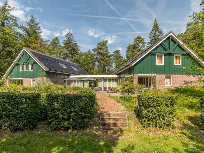 Groepsaccommodatie in Ommen (Overijssel) voor 28 personen met 14 slaapkamers en 10 badkamers.