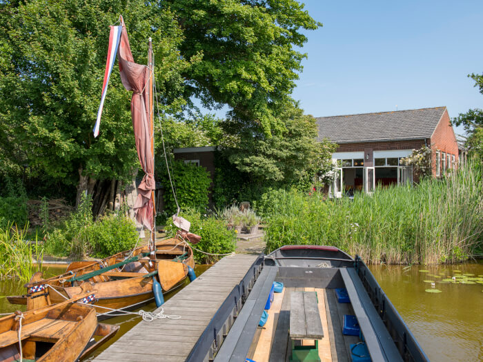 Groepsaccommodatie in Reeuwijk (Zuid-Holland) voor 22 personen met 2 slaapkamers en 4 badkamers.