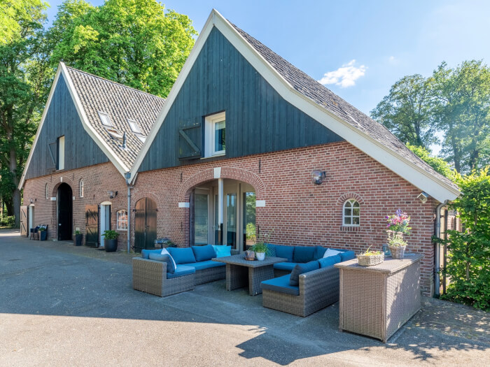 Groepsaccommodatie in Zenderen (Overijssel) voor 14 personen met 6 slaapkamers en 4 badkamers.