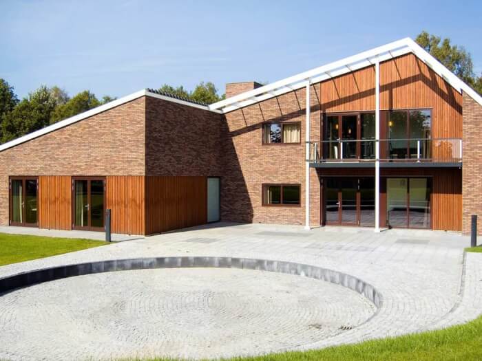 Groepsaccommodatie in Stadskanaal (Drenthe) voor 75 personen met 28 slaapkamers en 16 badkamers.