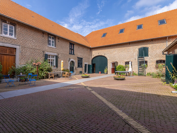 Groepsaccommodatie in Noorbeek (Limburg) voor 70 personen met 5 slaapkamers en 12 badkamers.