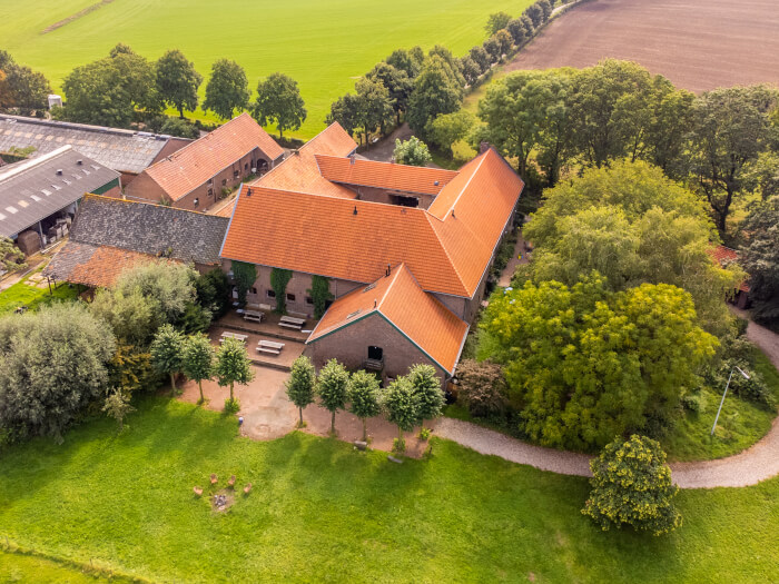 Groepsaccommodatie in Noorbeek (Limburg) voor 70 personen met 5 slaapkamers en 12 badkamers.