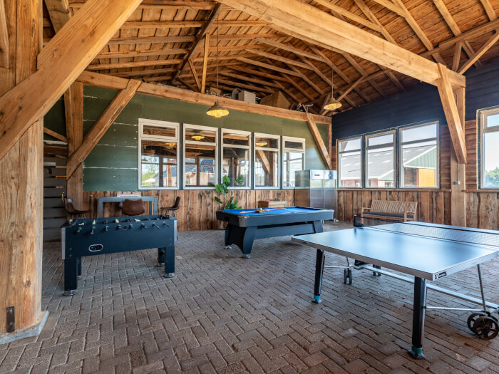Groepsaccommodatie in Ommen (Overijssel) voor 36 personen met 16 slaapkamers en 11 badkamers.